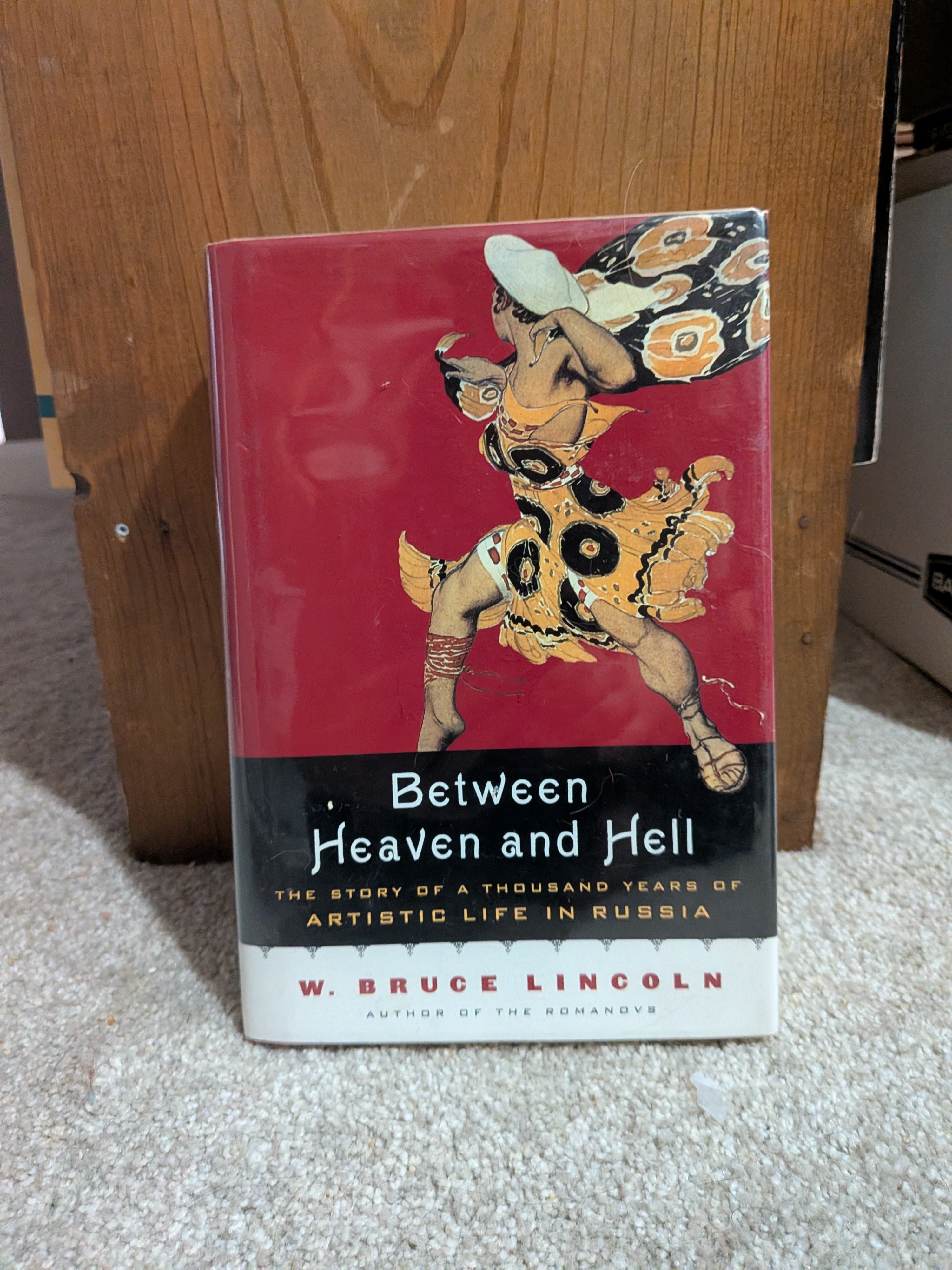 Between Heaven and Hell: The Story of a Thousand Years of Artistic Life In Russia Lincoln, W. Bruce