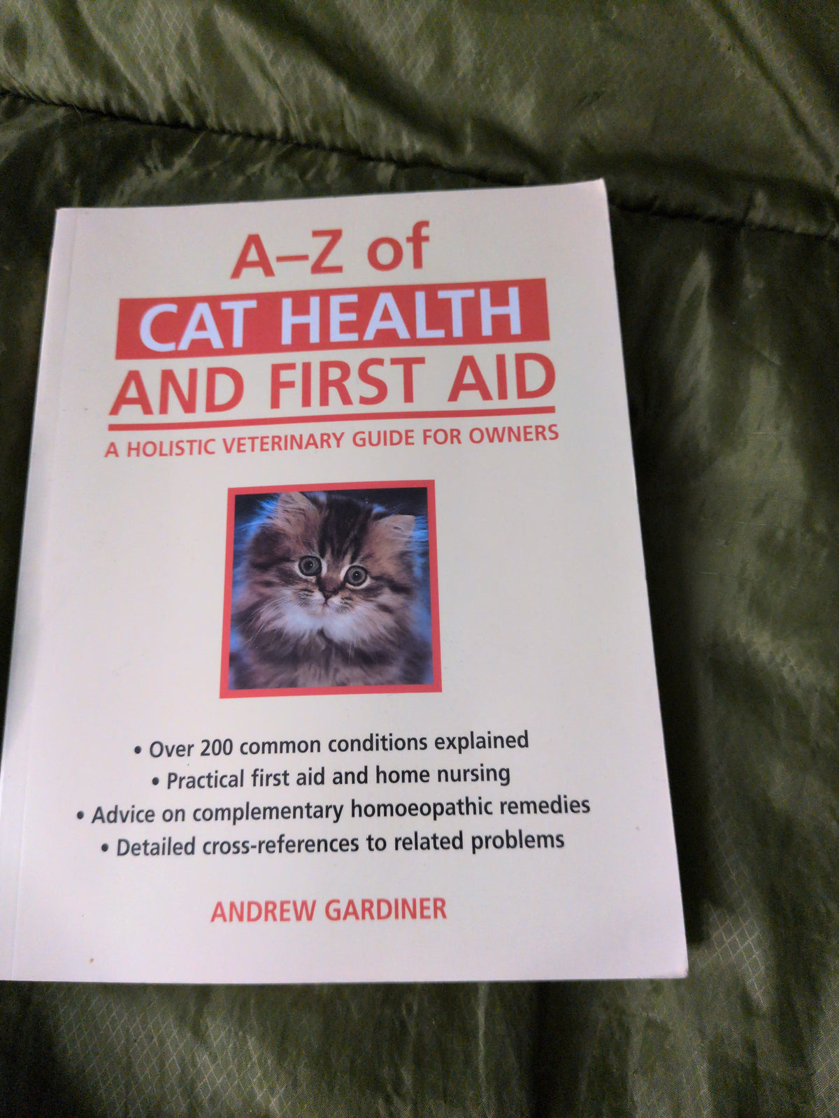 A-Z of Cat Health and First Aid: And First Aid. A Holistic Veterinarian Guide for Owners (Paperback)